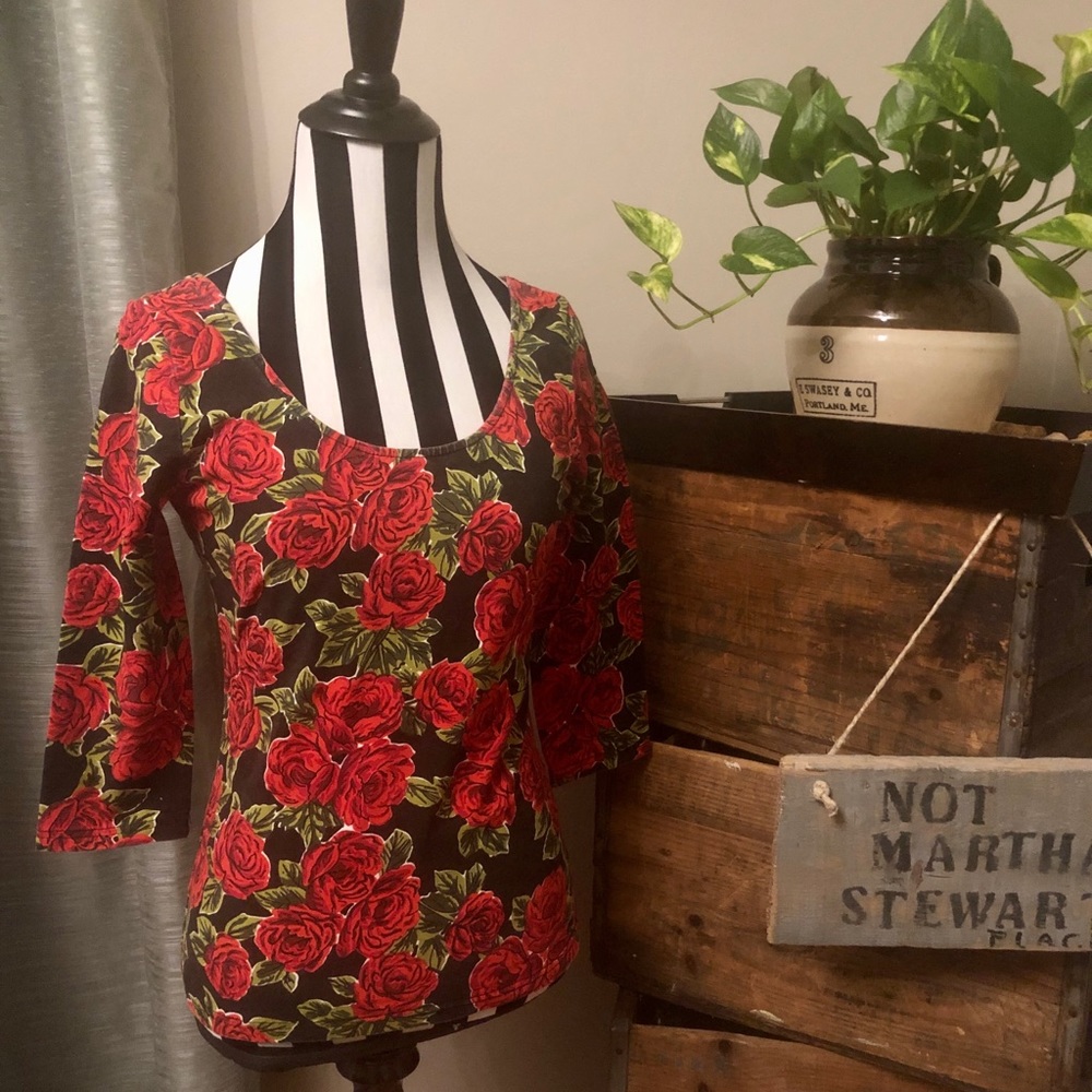 MINK PINK Scoopneck Red Roses Black Green Blouse